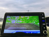 後方の様子を画面で確認しながら駐車でき、車庫入れや狭い場所での後退をサポートします。周囲を目視で確かめながら操作できる、日常の駐車に便利な装備です。