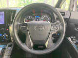 インテリアに合わせたデザインのステアリングは、運転される方のことも考え、運転しやすい形状、大きさです。是非一度、実際に触ってお確かめください。