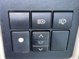 オートマチックハイビームとは、先行車や対向車のライトを認識し、ハイビームとロービームを自動で切り替える機能です。夜道の視界を確保します。詳細は販売店スタッフまでおたずねください。