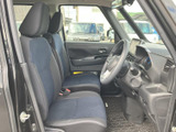 前席との距離感にゆとりがあり、後席に座る方も落ち着いて過ごせる空間です。窓から外の様子を見渡しやすく、乗り降りもしやすい設計で、ご家族や同乗者との移動にも便利です。