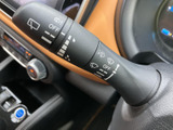 レバー上に操作位置を示す表示がまとめられ、運転席から確認しやすくなっています。天候が変わる場面でも手元で扱いやすく、雨の日の運転を支える実用的な装備です。