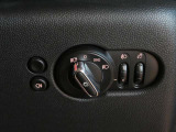 ヘッドライトを調整するスイッチになります!