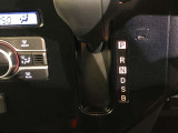 操作しやすいATシフトです。シフトチェンジを気にしなくてよいので運転だけに集中できますね。自然と手に届くところにある、手になじむ形状のシフトノブがいいですね。