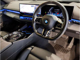 BMWの運転席はドライバーオリエンテッドという構造を採用。ドライバー目線の操作がしやすい設計になっており、ドライブ中にも目線の移動が少なく運転中にも簡単に操作ができます。