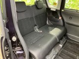 後席は左右に並ぶシートとヘッドレストを備え、同乗者が落ち着いて座れる空間です。足元にはフロアが広がり、窓から光も入るため、乗車中も開放感を得やすい室内になっています。