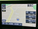 道路や現在地の目安を画面上で確認でき、目的地までの移動をサポートします。周辺の道路状況を把握したいときにも役立つ表示で、目的地や登録地点の項目も確認可能。お出かけ先でのルート確認に便利です。