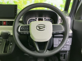 手元にスイッチを備え、運転姿勢を保ちながら各種機能を操作しやすい配置です。メーターや周辺の表示も見渡しやすく、日々の運転を落ち着いてサポートします。