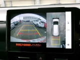 全周囲モニター付きですので、上から見たような映像も確認できます。(補助装置になりますので、目視でもご確認ください)