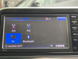 AM・FMラジオやテレビ、Bluetoothなど、画面から音源を選べる仕様です。目的に合わせて選択しやすく、通勤時のラジオや対応機器との接続など、日々の車内時間に役立ちます。