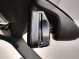 【ルームミラー一体型ETC車載器】ルームミラーの裏側に目立たない様に配置されたETCカード挿入口。スタイリッシュ且つ機能的なものとなっております。