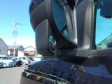 助手席側には左後方を確認できるミラーが設置されているため幅寄せや車庫入れがスムーズにできるようになります。