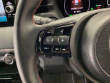 【ステアリングスイッチ】ハンドルにオーディオリモコンスイッチが装備されています。視点をそらすことなく、ボリューム調整・モード切替・放送局・曲飛ばしなどが可能です。