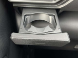 格納式のドリンクホルダー付きです。使わない時は格納しておくと、車内もスッキリします。