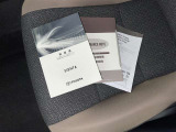 メンテナンスノート、取扱説明書です。 その車の整備記録が事細やかに記録されています。 車が生まれてから今までどのような道を歩んできたのか判るとても重要な物ですよ。