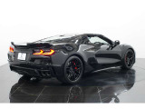 引き締まったブラックの外装は、Z06の筋肉質なワイドボディをより一層精悍に見せてくれます。どんなシーンにも映える落ち着きと迫力を兼ね備えたボディカラーで、飽きることなく長く愛していただける一台です。