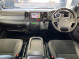運転席から前方を見渡しやすいレイアウトで、計器類や画面も視線を向けやすい位置にまとまっています。左右のシートもゆとりがあり、毎日の移動に便利です。