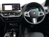 視線の先に自然と情報が集まり必要な操作へスムーズに手が届くBMWならではのコックピット。洗練されたデザインと上質な素材が調和し乗り込んだ瞬間からドライバーの走る歓びを日常に感じる空間です。