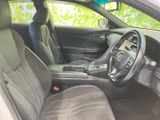 前席は身体を包み込む形状で、ゆったりと腰掛けられる印象です。運転席からの見通しも確保され、落ち着いた色合いの室内で快適に過ごせます。