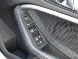 こちらがパワーウインドウのスイッチです。各席の窓をこちらから操作でき、運転席側からは助手席や後席の窓もまとめて操作できます。また、窓の開閉をロックするスイッチも備わっています。