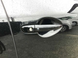 スマートキーを所持している状態でロックボタンを押すと、車両すべてのドアの解錠や施錠を行うことが出来ます。
