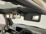 【サンバイザー】車内で身だしなみを整えるためのバニティミラーがセット。お化粧直しや髪型のチェックに活用できます。
