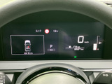 速度やシフト位置、航続可能距離などの情報を画面で確認でき、運転に必要な状況を把握しやすい配置です。表示がまとまっているため、日々の移動でも必要な情報を見つけやすく便利です。