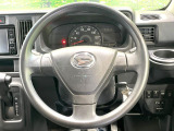 インテリアに合わせたデザインのステアリングは、運転される方のことも考え、運転しやすい形状、大きさです。是非一度、実際に触ってお確かめください。