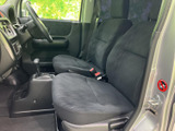 前席は座面が広く、背もたれと合わせて落ち着いて座れる形状です。運転席まわりの視界も開けており、乗り降りのしやすさや日常での扱いやすさにも配慮された室内です。
