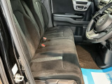 【ベンチシート】運転席と助手席の移動もスムーズ!狭い駐車場での乗り降りや、お子様の乗り降りにも便利です。座席の間にコンソールボックスやドリンクホルダーがないため、車内空間が広く感じます。