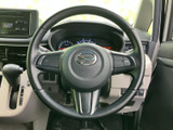 手になじみやすい形状で、運転席まわりの操作を自然に行えるステアリングです。中央にホーン部を備え、メーターやシフト位置も視界に収まり、落ち着いて運転に向き合える配置です。