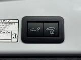【パワーバックドア】スマートキーや運転席のボタンを押すだけでリアゲートが自動で開閉します!荷物を持っている時や、高い位置にあるバックドアを閉める際に便利な機能です♪