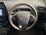 インテリアに合わせたデザインのステアリングは、運転される方のことも考え、運転しやすい形状、大きさです。是非一度、実際に触ってお確かめください。
