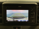 バックでの車庫入れも安心です! リアカメラが付いているバックモニター付のディスプレイオーディオを装備しております。操作線もついており距離感も画面から確認できます。
