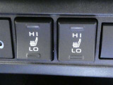 運転席と助手席には寒い時にうれしいシートヒーターが装備されてます。