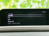 交通情報やFM、AM、Bluetooth、USBなどのソースが画面に並び、使いたい音源を選びやすい表示です。お好みの方法で音楽や情報を楽しめる、日常使いに便利な装備です。