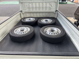パートタイム4WD 高低二段切替式 (後輪駆動ベース) パワステ エアコン フロア5速MT 走行58592キロ 三方開 アッパーメンバーガード アングロポストプロテクター 荷台マット 中古スタッドレス