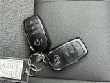 ドアの開閉時、両手が荷物で塞がっている時はキーレスでのカギの解除が大変ですよね。スマートキーはポケットやバッグに入れておけば、ドアロックの解除がやエンジンスタートが可能です。