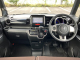前席からフロントガラス越しに広く見渡せ、運転席まわりもまとまりのある配置です。ブラウンのシートは落ち着いた雰囲気で、助手席との距離感も自然。清潔感のある室内でお迎えします。