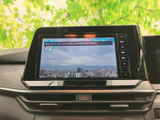 テレビ映像を楽しめる画面を備えています。停車中の待ち時間にもニュースなどを視聴でき、車内で過ごす時間を有効に活用したい方にうれしい装備です。