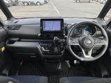運転席まわりは各部が見渡しやすく、前方の視界も広く感じられるレイアウトです。シートや足元にもゆとりがあり、乗り込んだときの落ち着きと、日常で使いやすい清潔感が魅力です。