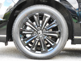 ★左前タイヤ★高級感のあるアルミホイールです!タイヤ詳細 205/55R17インチでタイヤの溝は、6mmございます。