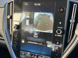 後方の映像に加え、車両周辺を上から見た表示も確認でき、駐車時の周囲確認に便利です。ガイド線も表示されるため、画面を見ながら車庫入れや幅寄せをサポートします。