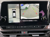 アラウンドビューモニターです。上空からお車の周りを見る感覚で表示されますので、車庫入れも簡単。