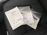 メンテナンスノート、取扱説明書です。 その車の整備記録が事細やかに記録されています。 車が生まれてから今までどのような道を歩んできたのか判るとても重要な物ですよ。