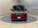 お車購入のポイントとなるフロントマスクです!シャープな目つきが印象的なデザインのヘッドランプです。