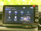 FM・AMやテレビ、スマートフォン連携などのメニューを一覧で表示。使いたい項目を画面から選べるため、音楽や情報の切り替えを分かりやすく行える装備です。