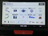 行き先や周辺施設を画面から選べるメニューを備え、目的地設定や情報確認をスムーズに進められます。日々のお出かけをサポートする、使い勝手のよい装備です。