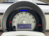 速度計とデジタル表示がまとまり、走行に必要な情報を運転席から確認しやすいレイアウトです。表示が見渡しやすく、発進前や停車中にも車両の状況を把握しやすいメーター廻りです。
