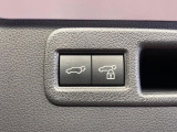 【パワーバックドア】スマートキーや運転席のボタンを押すだけでリアゲートが自動で開閉します!荷物を持っている時や、高い位置にあるバックドアを閉める際に便利な機能です♪
