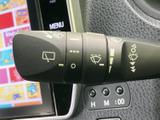 レバーには操作内容を示す表示があり、手元で確認しやすい配置です。天候や視界の変化に応じて扱いやすく、雨の日の運転をサポートしてくれます。